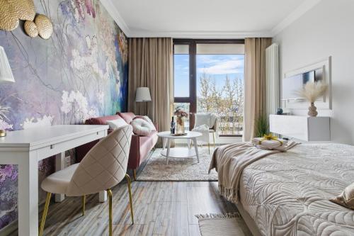 Lovely BOUTIQUE studios 2x1BR nearby Chopin Airport & 15 min to Centre by tram — 4-Star Luxury Hotel in Warsaw, Poland
