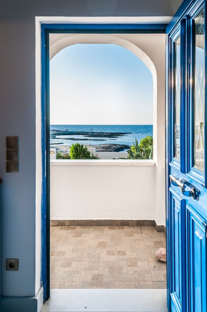 Akroploron — 4-Star Luxury Hotel in Milos, Greece