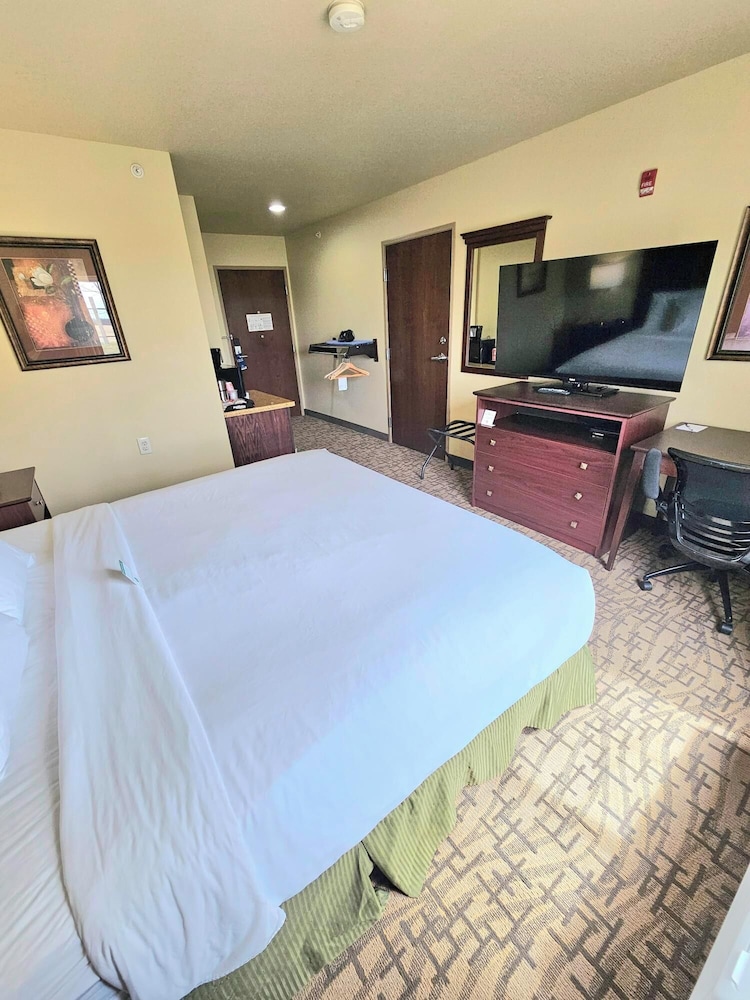 Cobblestone Inn & Suites Clintonville - photo 9