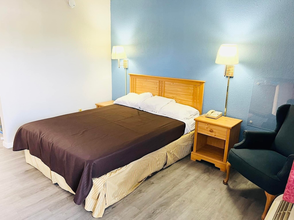Super 8 by Wyndham Fort Scott - photo 8