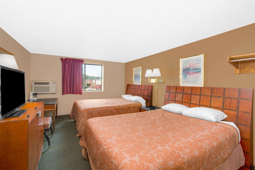 Super 8 by Wyndham Sioux City Morningside Area - photo 6