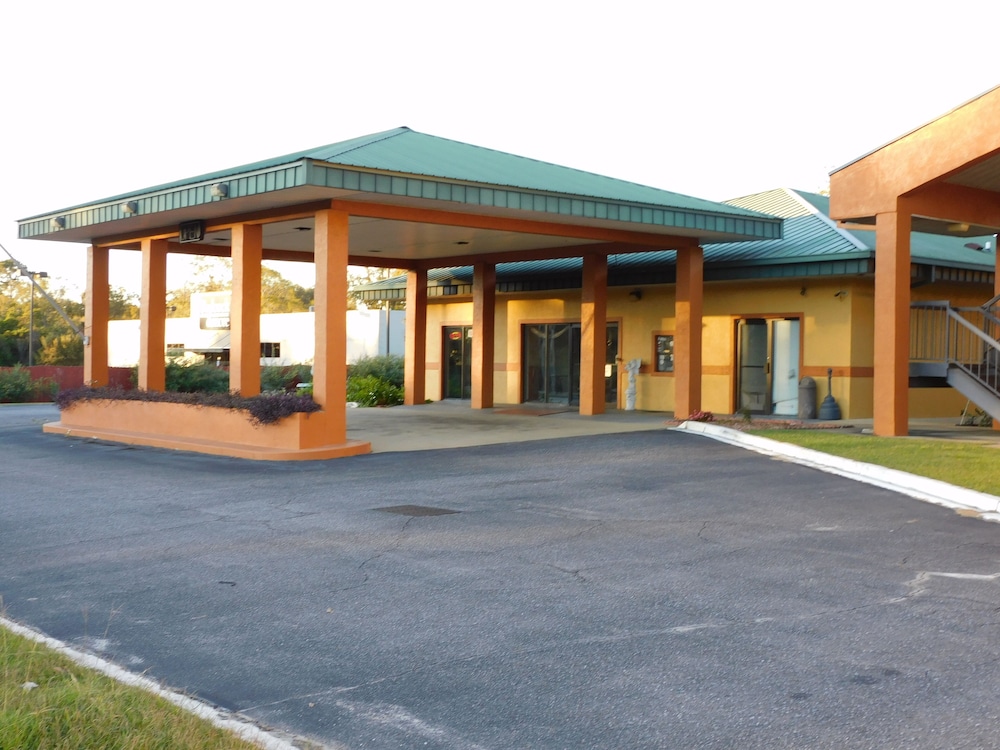Camilla Inn & Suites - photo 27