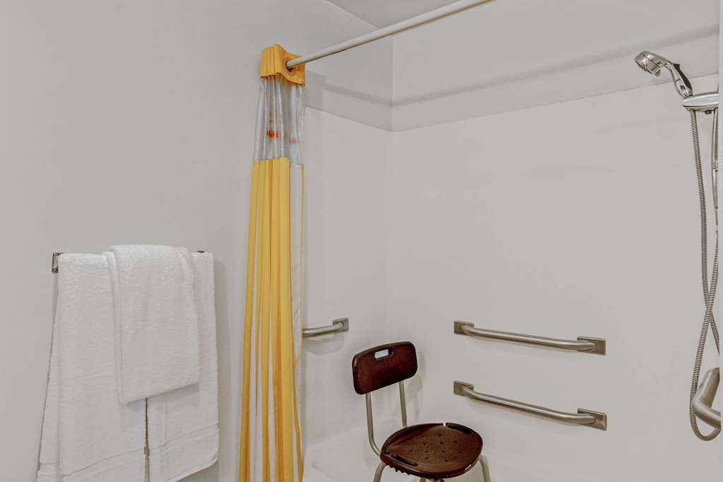 La Quinta Inn & Suites by Wyndham Des Moines West Clive - photo 42