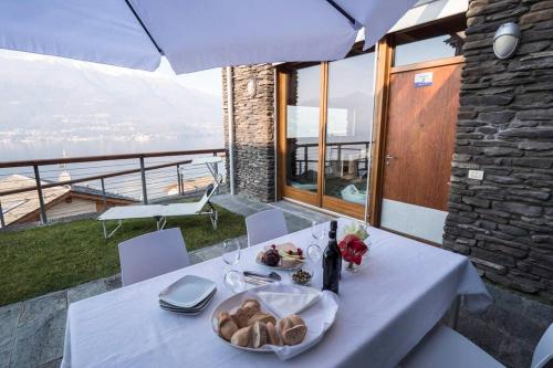 Magic lake view with beautiful pool area — Bellano — photo 5
