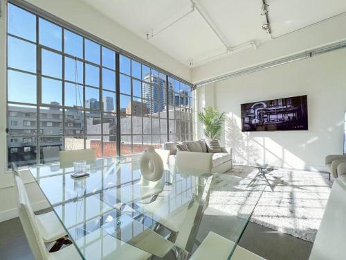 Modern Loft in DTLA Rooftop Pool & Free Parking — 4-Star Luxury Hotel in Los Angeles, United States