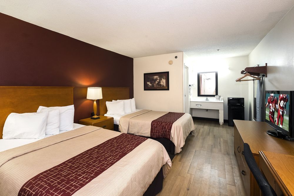 Cedar Rapids Inn - photo 24