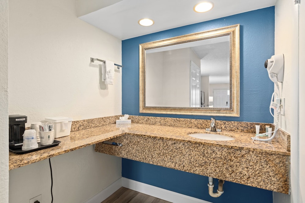 Baymont by Wyndham Orlando East - photo 17