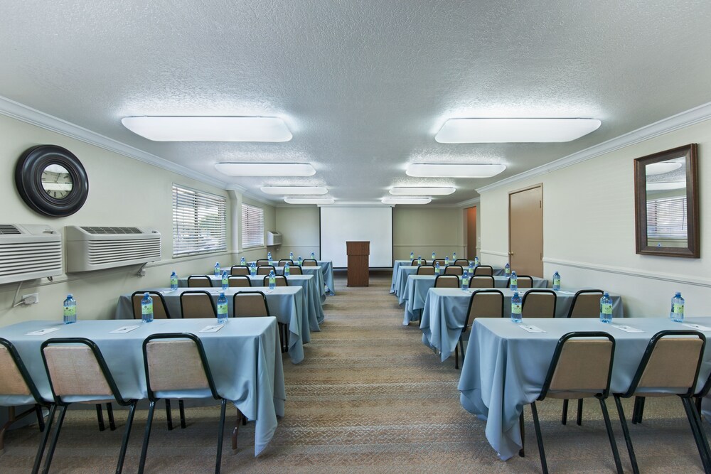 Oxnard Inn Lancaster - photo 47