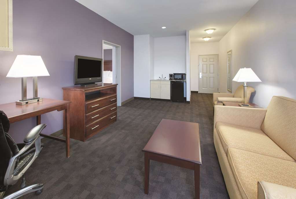 La Quinta Inn & Suites by Wyndham Corsicana - photo 17