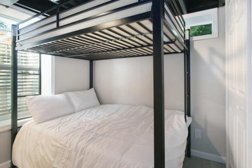 Gorgeous Notre Dame Get Away Comfy Beds WiFi Coffee Games - photo 23