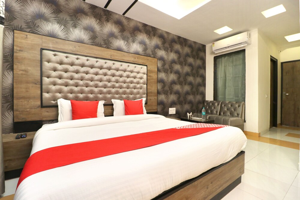 OYO 27972 Hotel Pakeeza in Basi, India