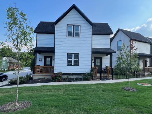 New Centennial Park Luxury Smart Home w Courtyard — 4-Star Luxury Hotel in Fayetteville, United States