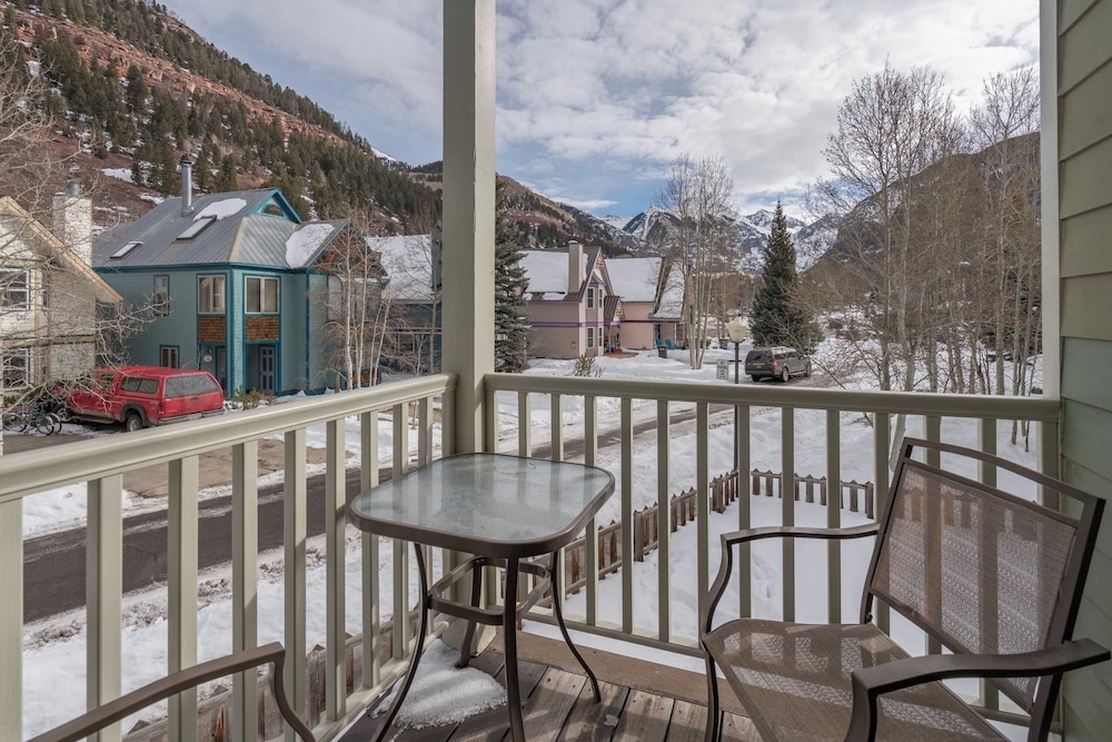 Bachman Village 14 by Avantstay Close To Town & The Slopes w Hot Tub Permit#12038 - photo 3