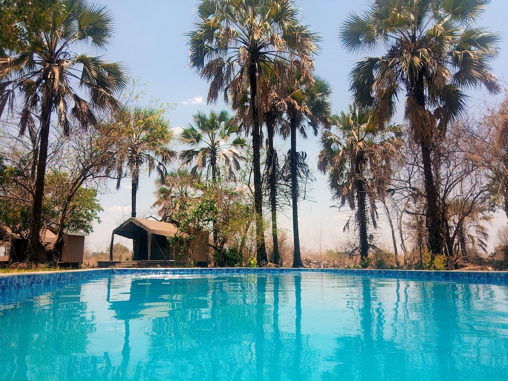 Royal South Luangwa Safaris Lodge — 4-Star Luxury Hotel in South Luangwa National Park, Zambia