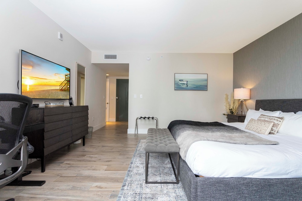 Stunning Bay Front 3 Bed Private Floor Apt 2001 @ BW Resort Miami - photo 19