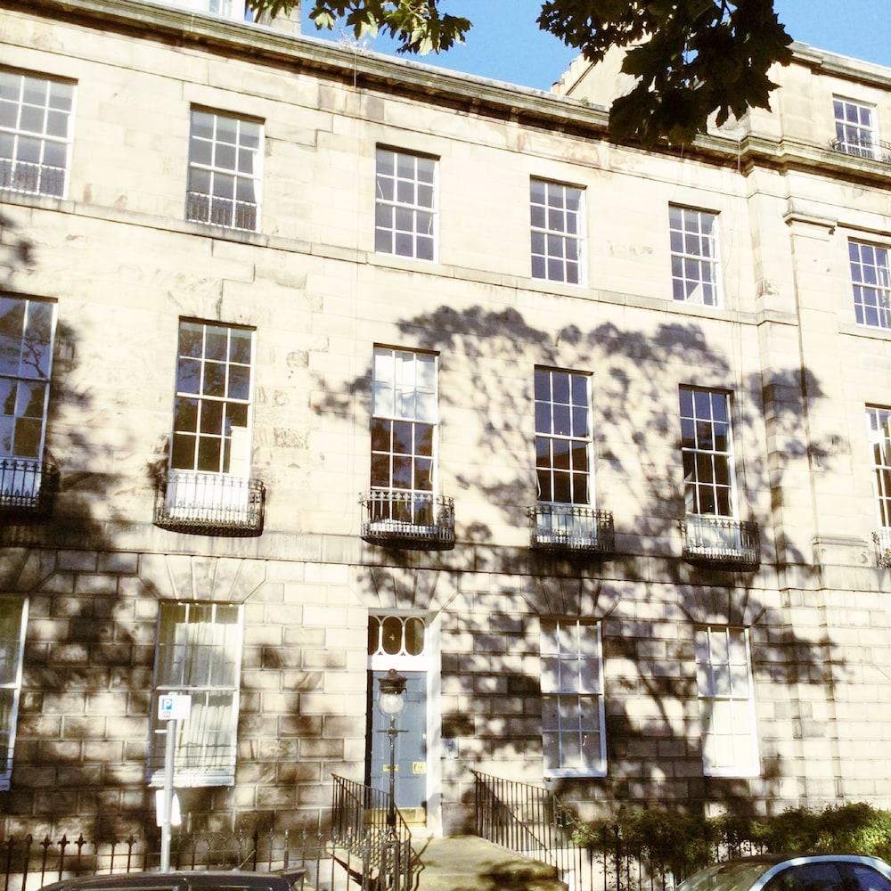 Elegant Apartments Edinburgh — 4-Star Luxury Hotel in Edinburgh, United Kingdom