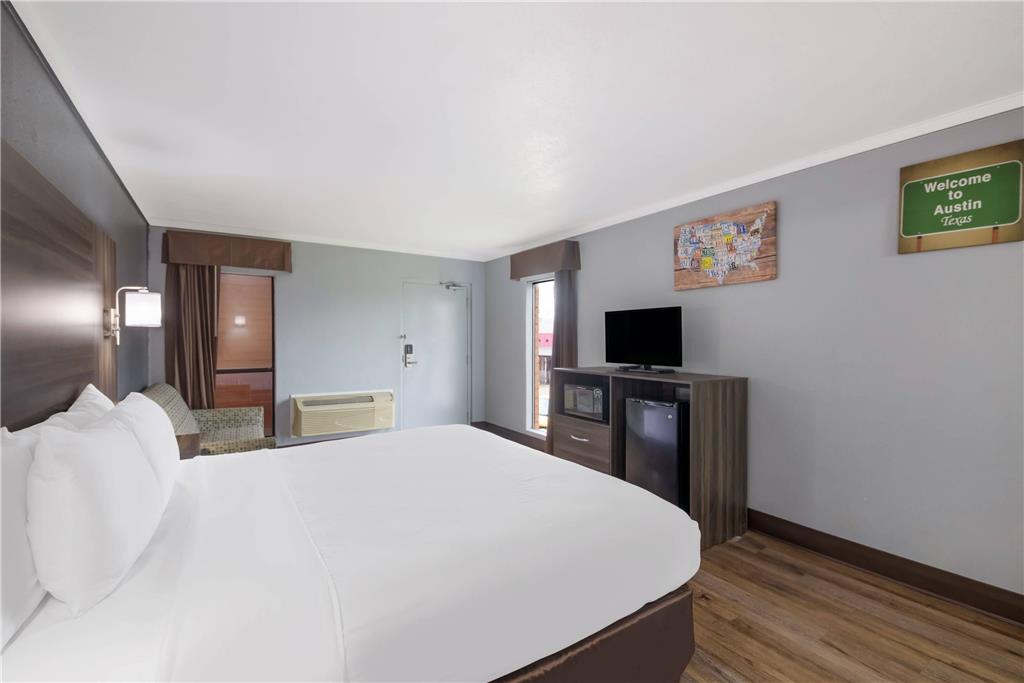 Econo Lodge Austin North near The Domain - photo 10
