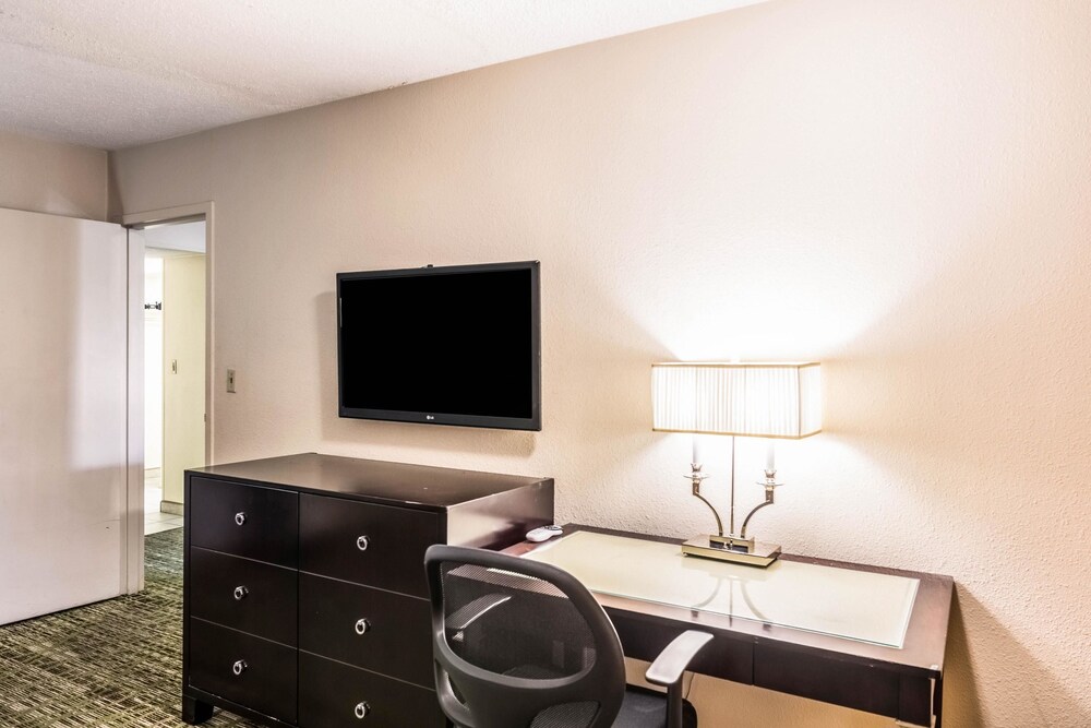 Rodeway Inn & Suites Fresno - photo 22