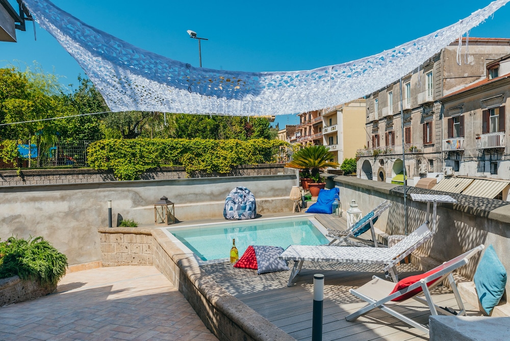Spacious Villa with 4 rooms pool solarium & garden — 4-Star Luxury Hotel in Sant'agnello, Italy