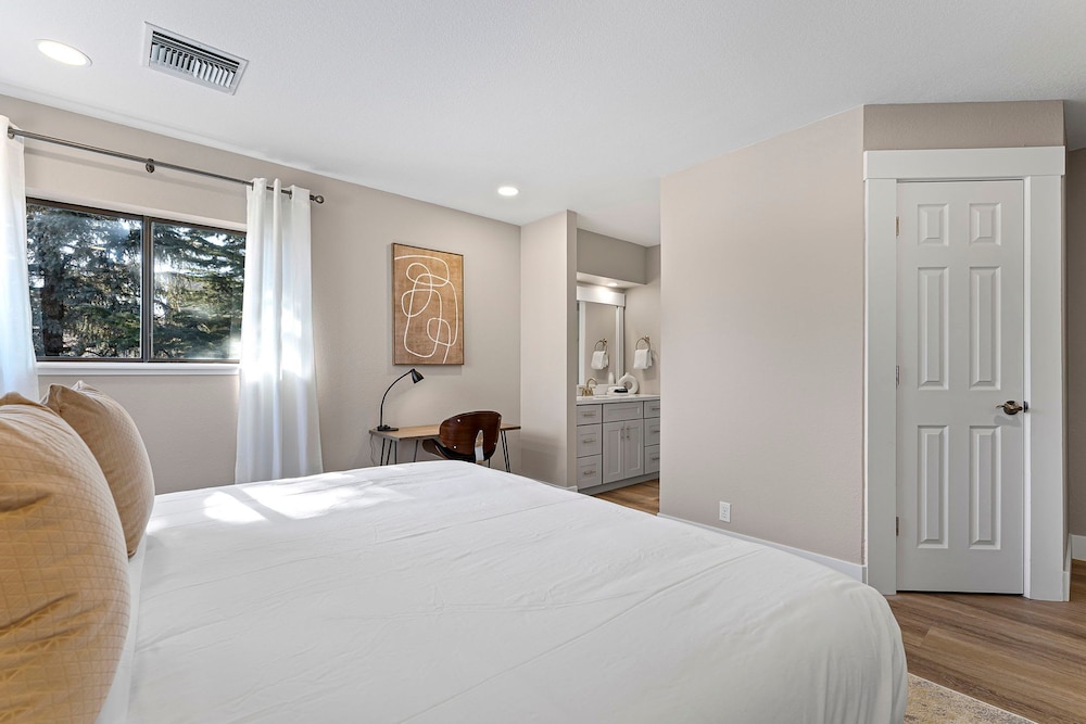 Elegant 4BD Reno Abode Close to Shops and Casinos - photo 8