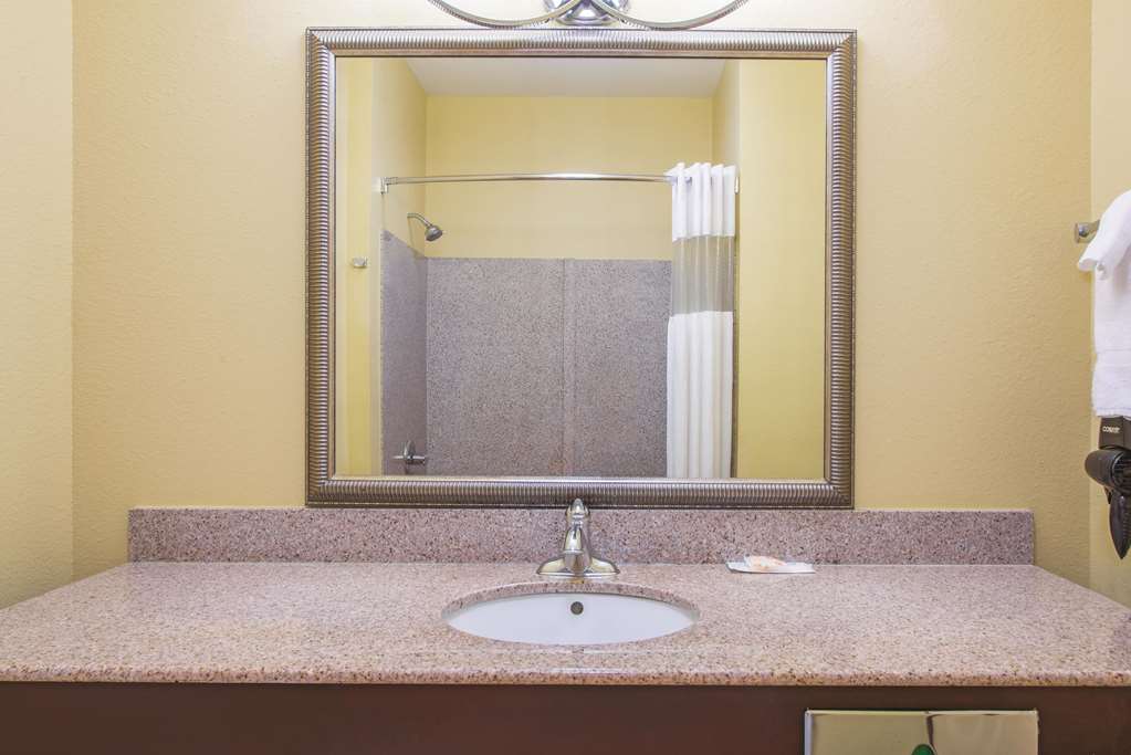 La Quinta Inn & Suites by Wyndham Tulsa Airpt Expo Square - photo 23