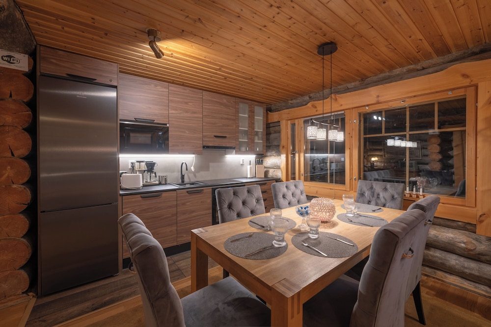 Kuukkeli Log Houses Villa Aurora — 4-Star Luxury Hotel in Inari, Finland