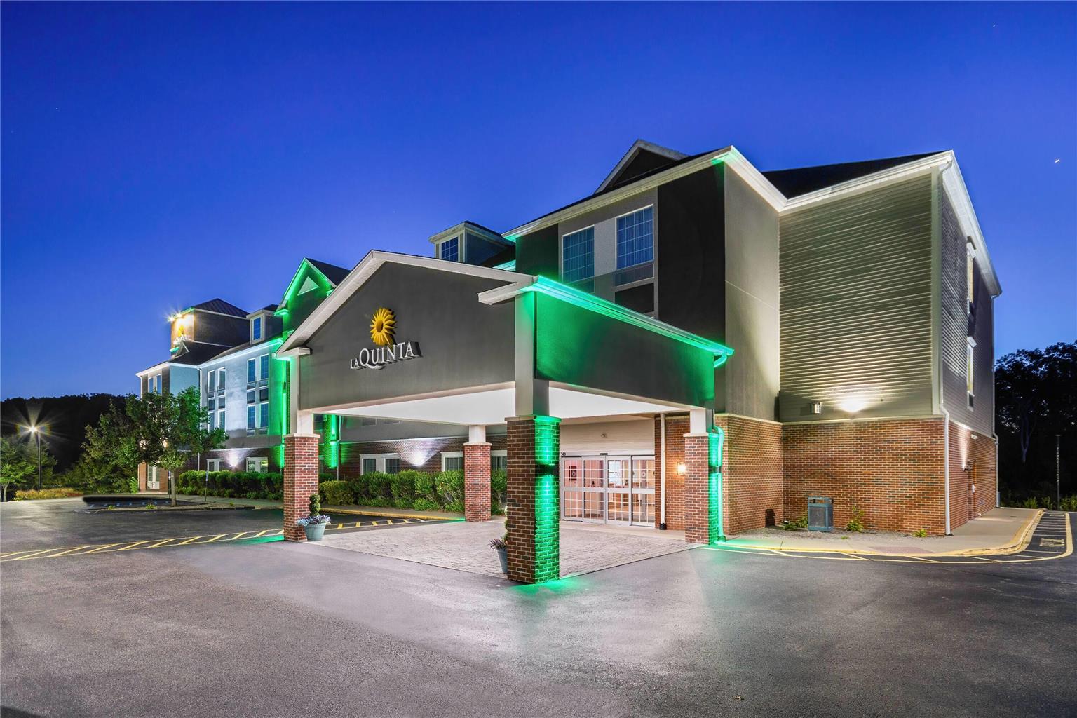 La Quinta Inn & Suites by Wyndham Stonington Mystic Area - photo 2