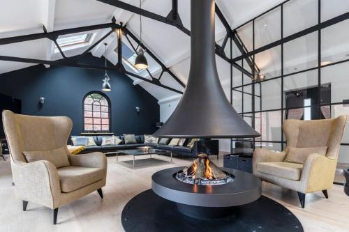 SandiComplex 2 properties joined by a garden gate — 4-Star Luxury Hotel in Sandwich, United Kingdom