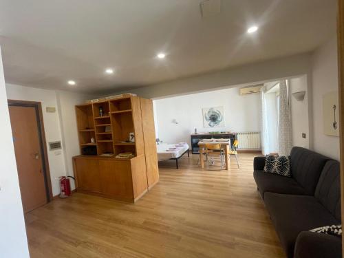 Bright and Cozy Studio Apartment near Trastevere Station — 4-Star Luxury Hotel in Rome, Italy