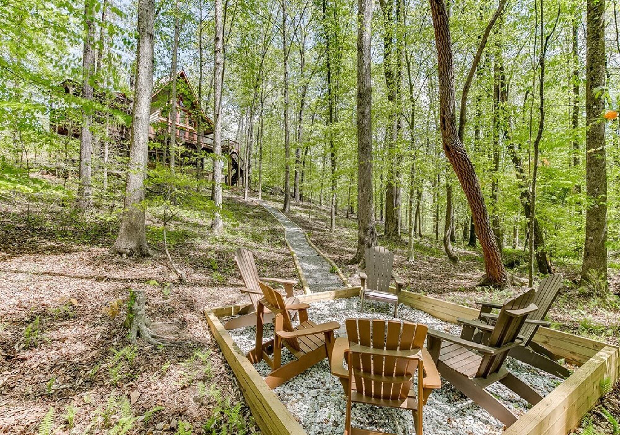 Wooded ViewsNear Helen w Fireplace & Hot Tub — hotel in Cornelia