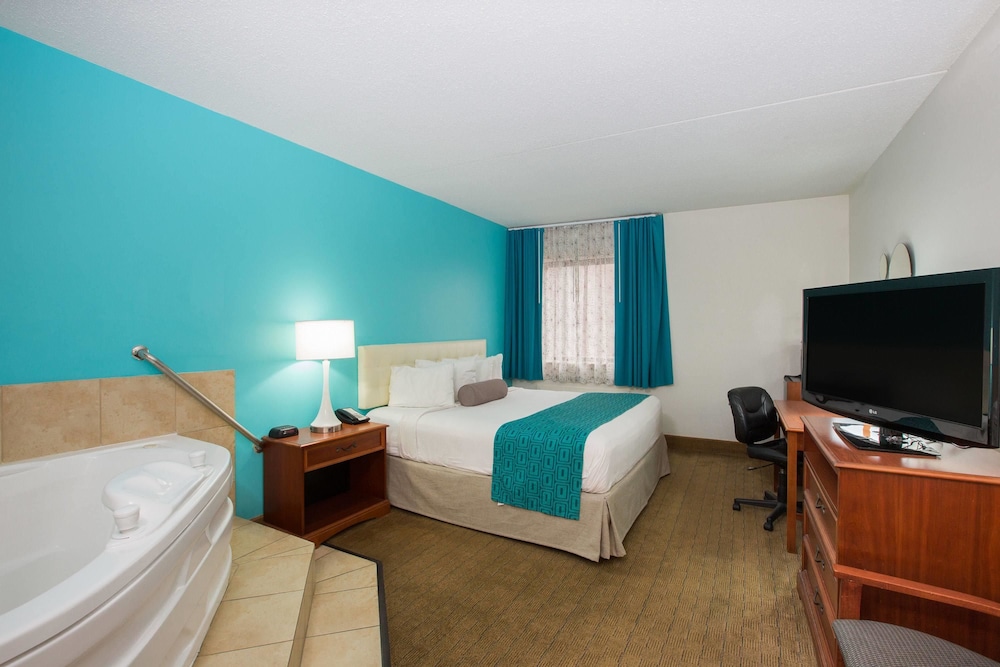 Howard Johnson by Wyndham Evansville East - photo 3