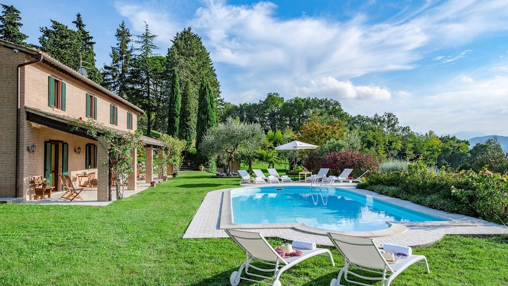 Villa Il Baiocco 8 in Ospedaletto — 4-Star Luxury Hotel in Urbino, Italy