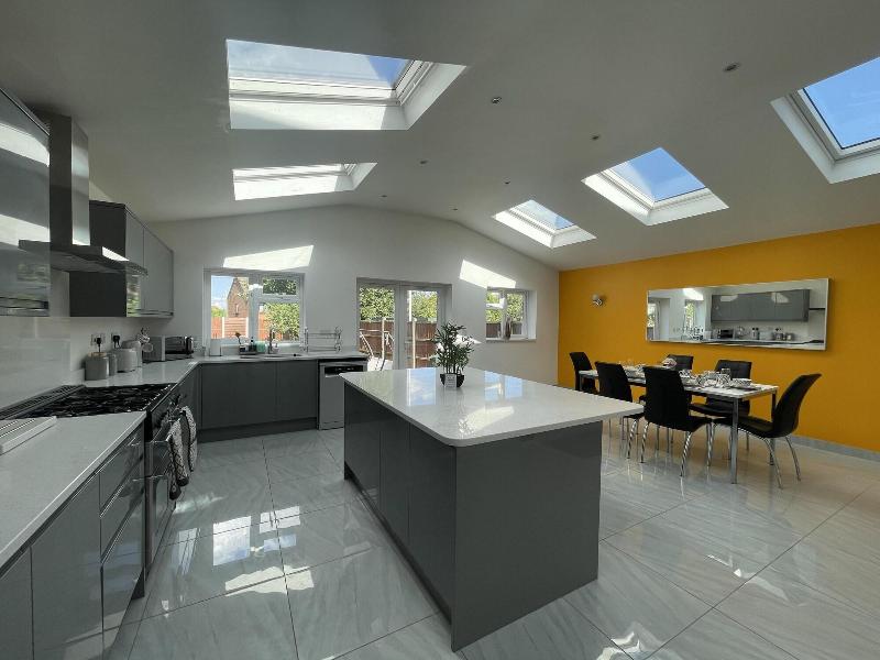 Luxurious Kitchen Lrg Bedrooms Holiday Freeparking in Luton, United Kingdom