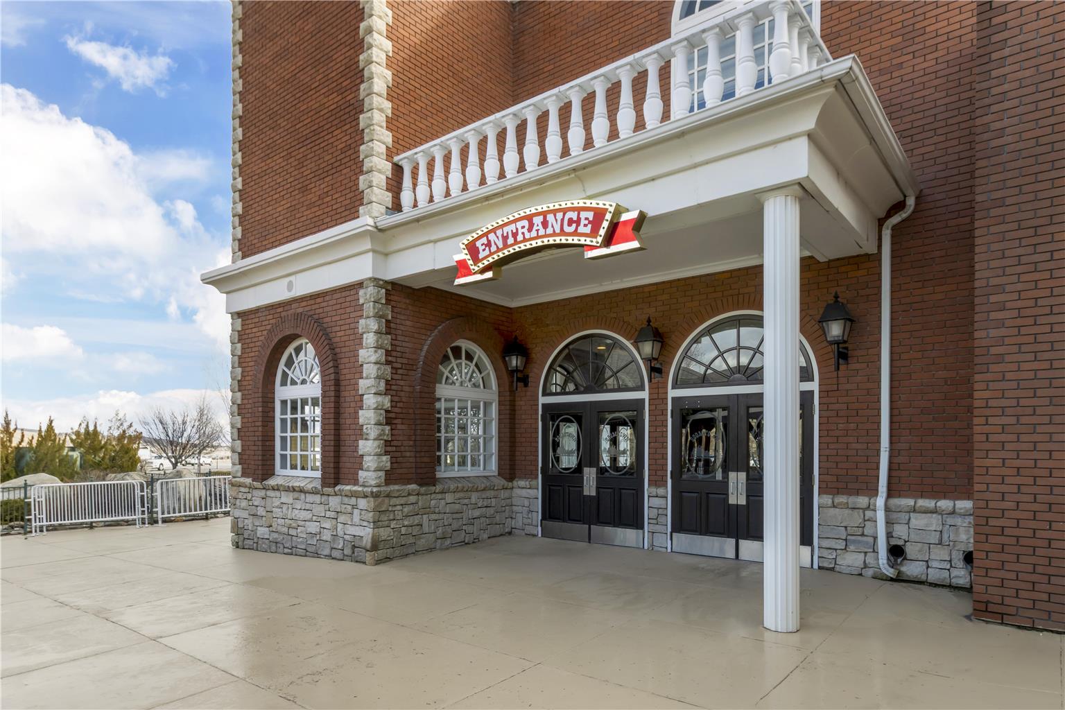 Surrounded by high desert landscapes the exterior offers a convenient base for exploring Reno events Truckee River recreation and Sierra Nevada attractions.