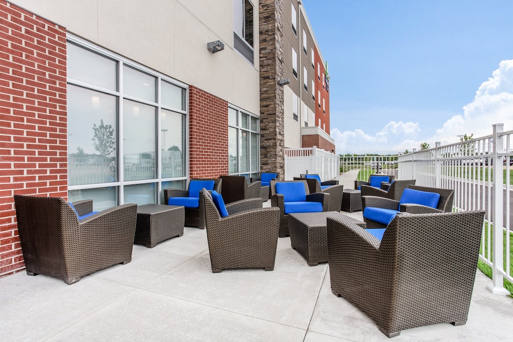 Holiday Inn Express & Suites Ottawa - photo 108