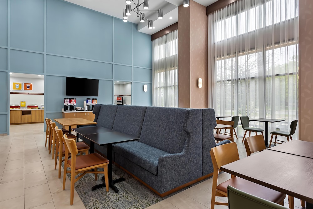 Hampton Inn & Suites Bolingbrook - photo 40