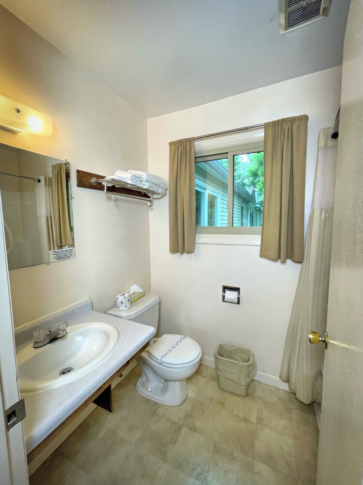 Alger Falls Motel - photo 11