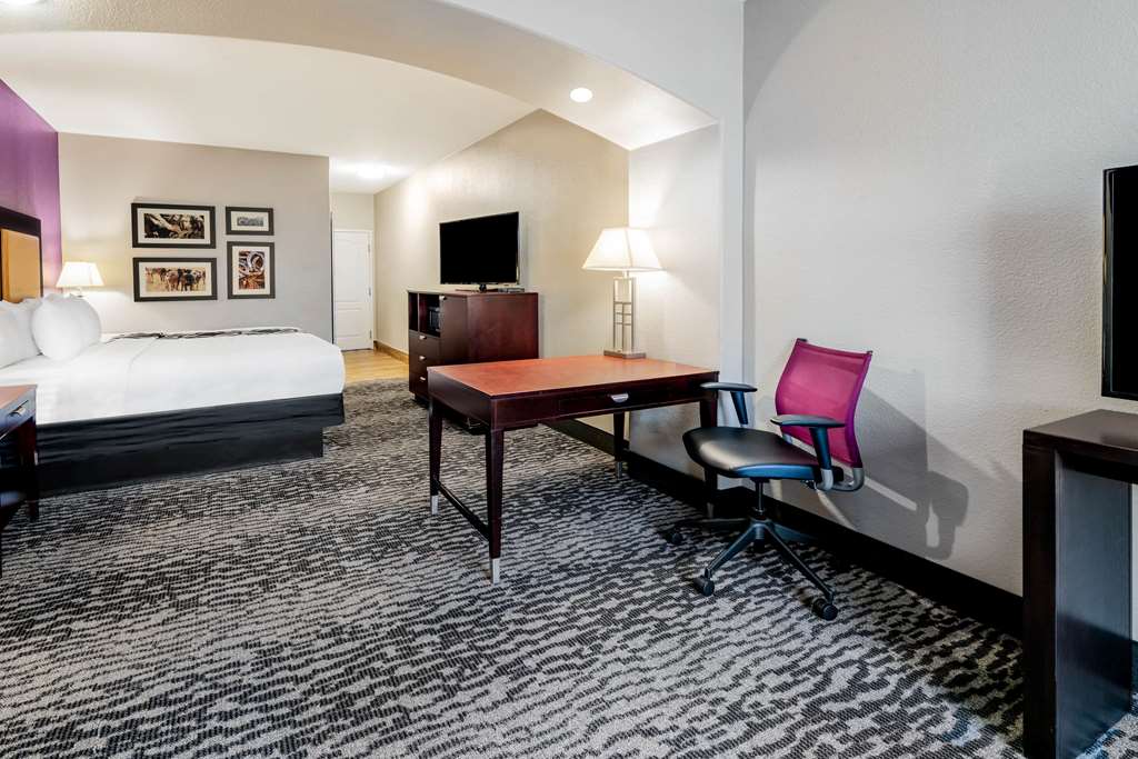 La Quinta Inn & Suites by Wyndham DFW Airport West Bedford - photo 11