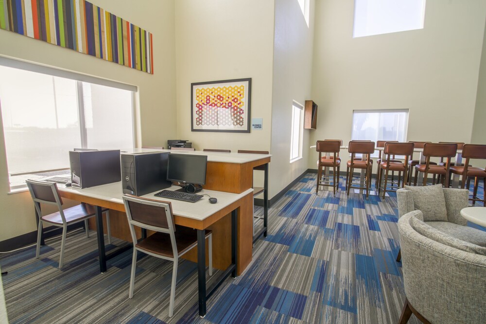 Holiday Inn Express & Suites Raymondville by IHG - photo 17