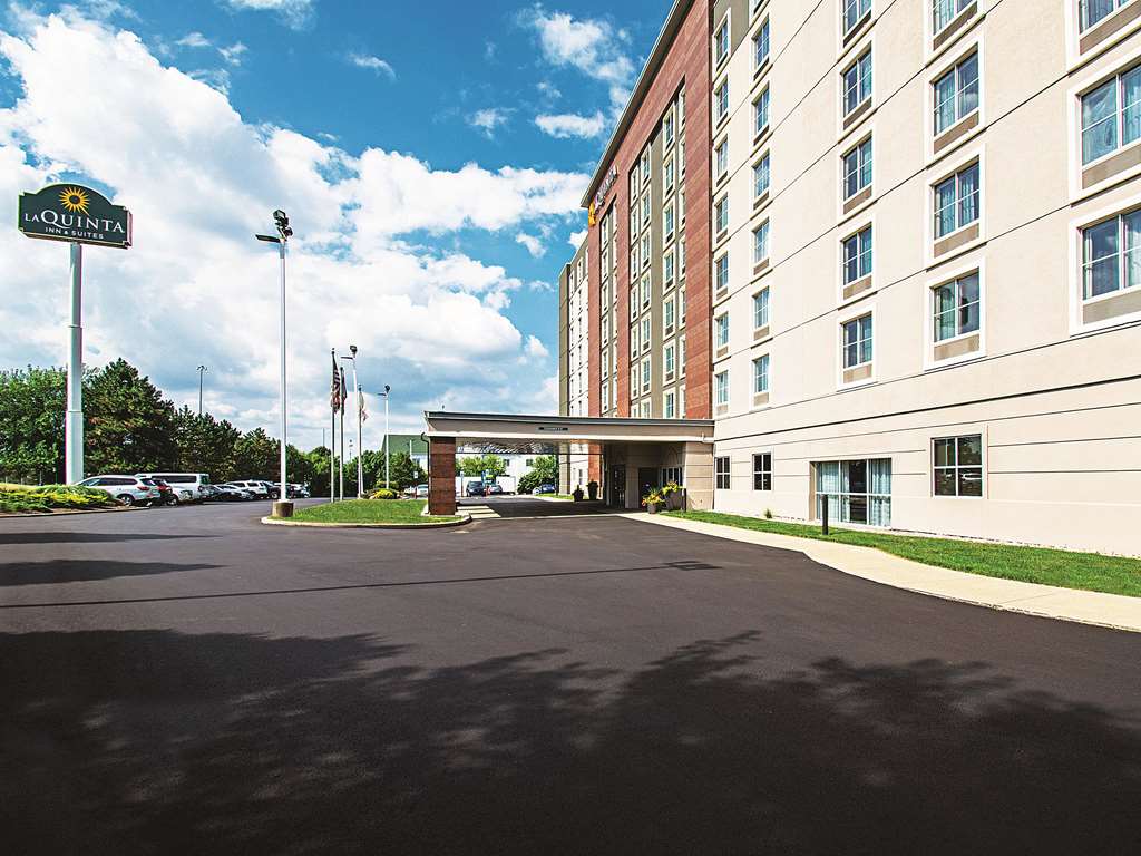 La Quinta Inn & Suites by Wyndham Cincinnati Sharonville - photo 3