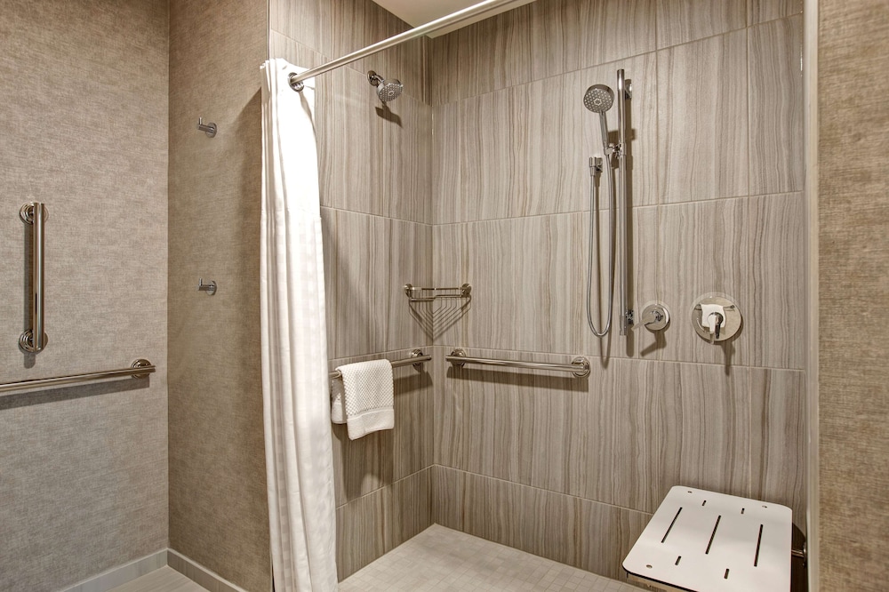 Embassy Suites by Hilton Rockford Riverfront - photo 39