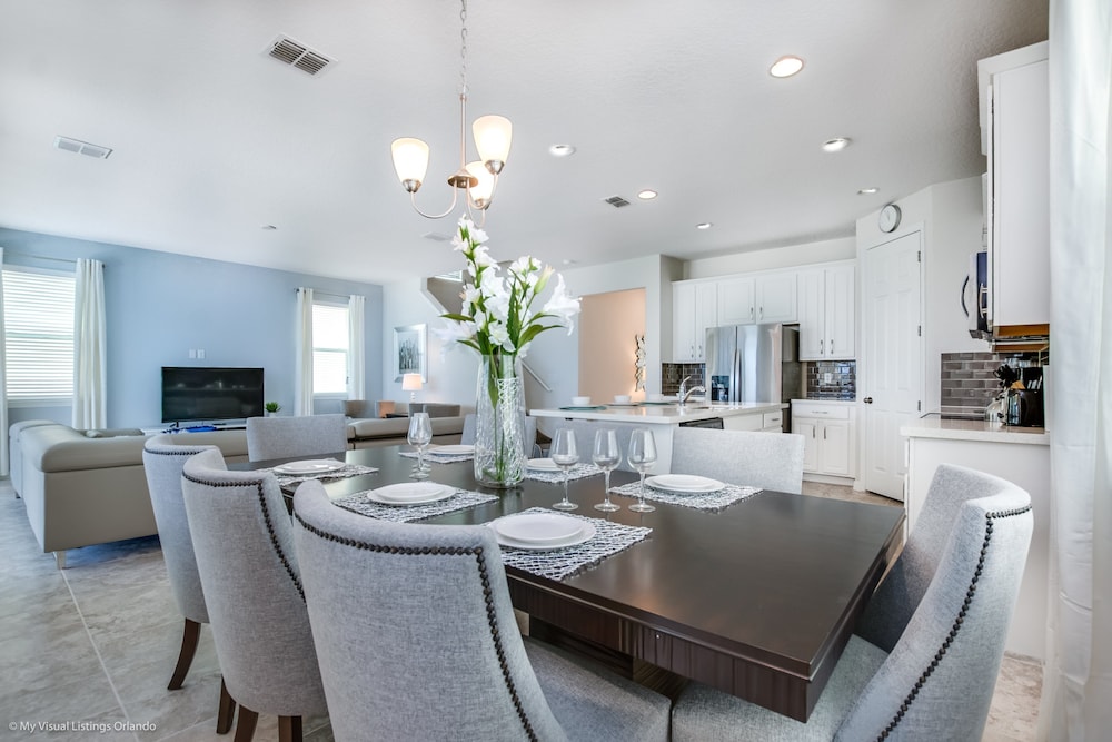 Beautiful 4 Bed With Pool & Spa - photo 13