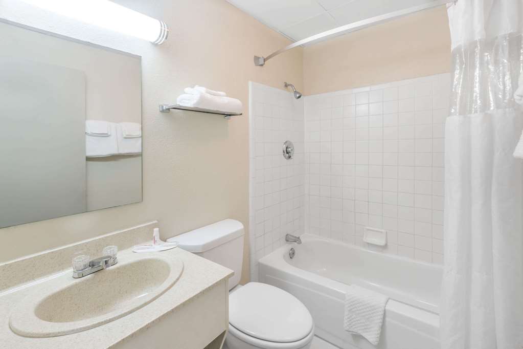 Super 8 by Wyndham Knoxville Downtown Area - photo 8