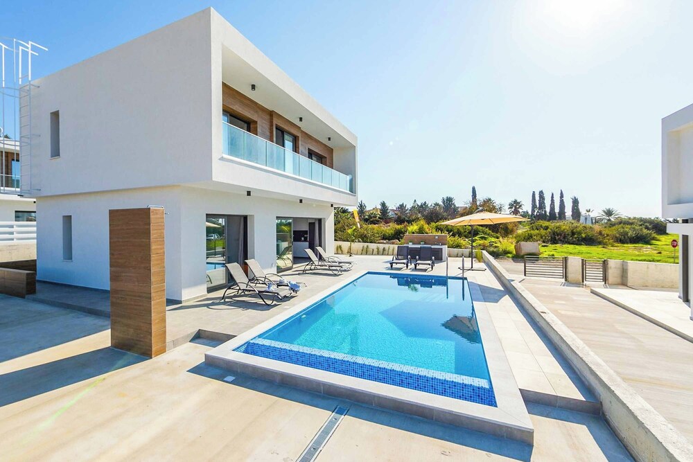 Villa Marlene walking distance to Coral Beach