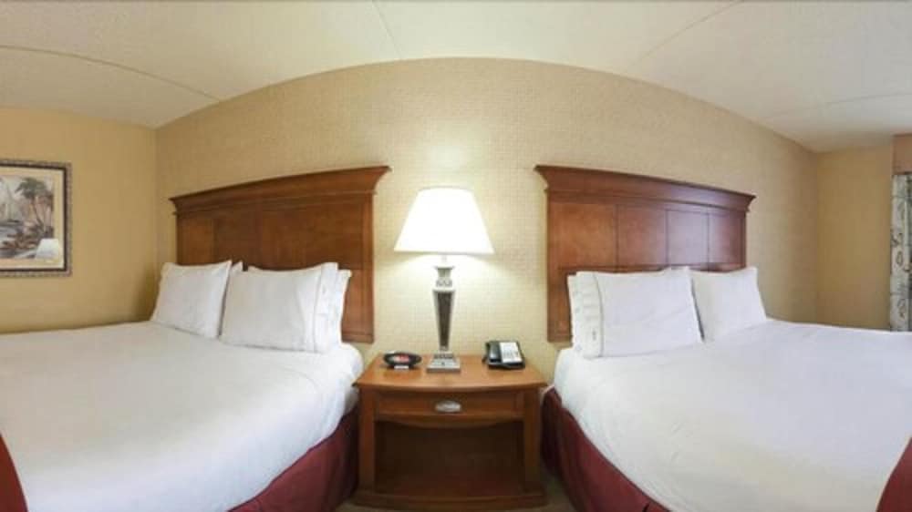 Holiday Inn Express & Suites Bloomington by IHG - photo 16