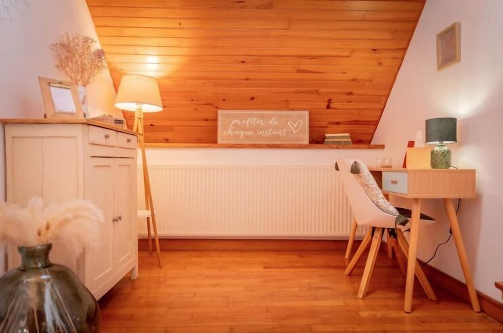 Les Gîtes Romeline — hotel in Sartilly