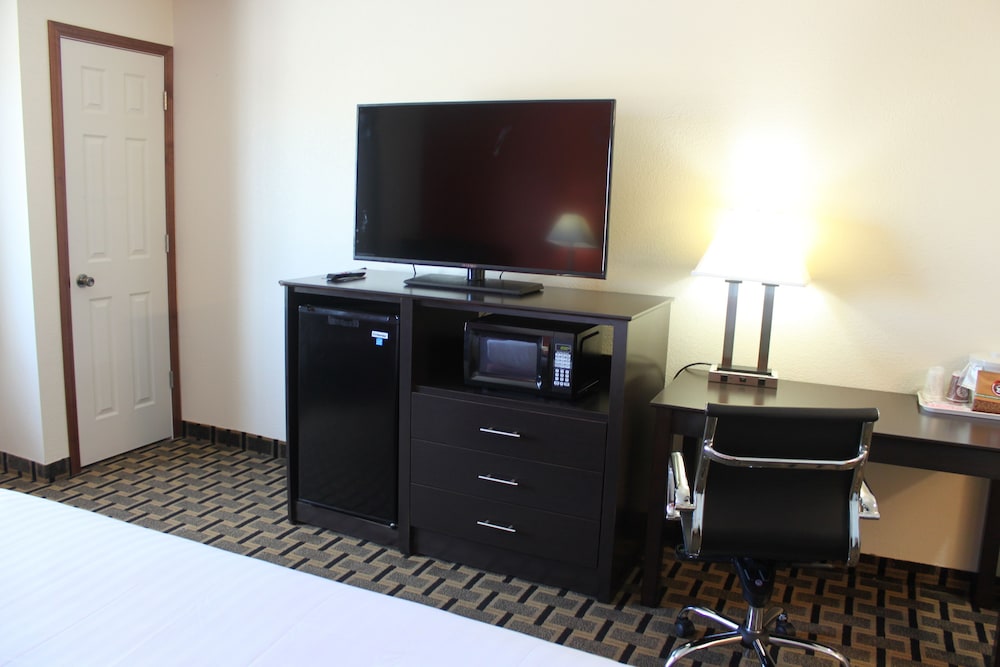 AmericInn by Wyndham West Burlington - photo 31