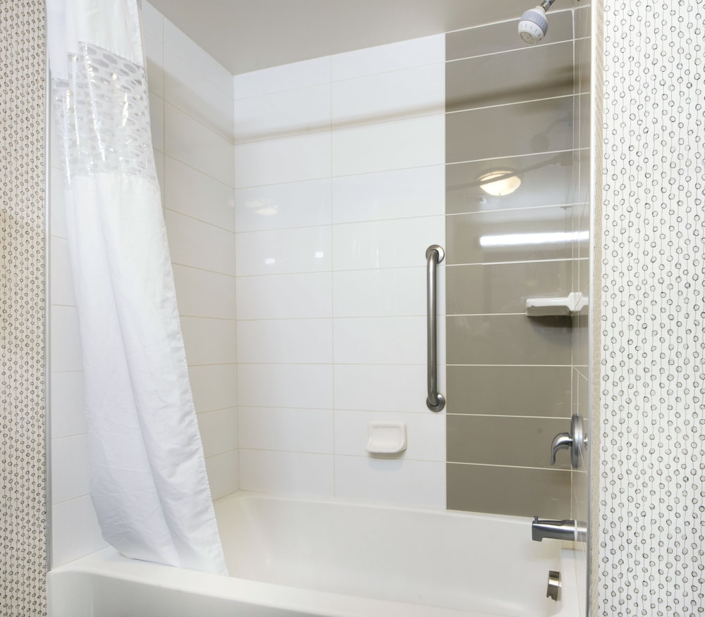 Hampton Inn & Suites Raleigh Crabtree Valley - photo 33