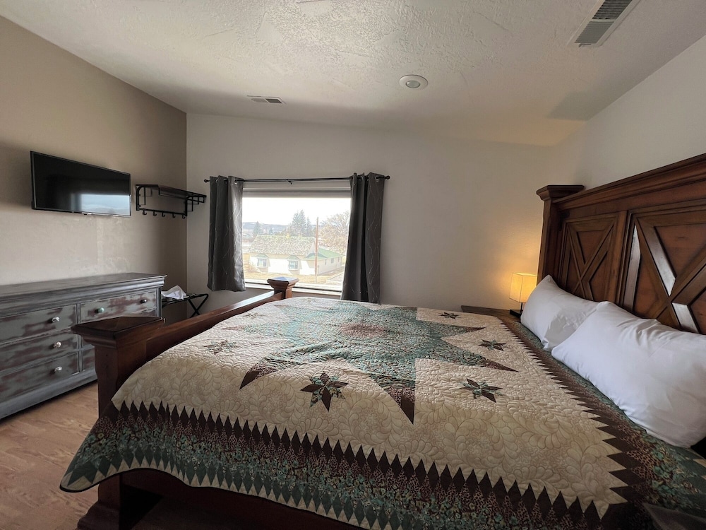 The Snuggle Inn - photo 36