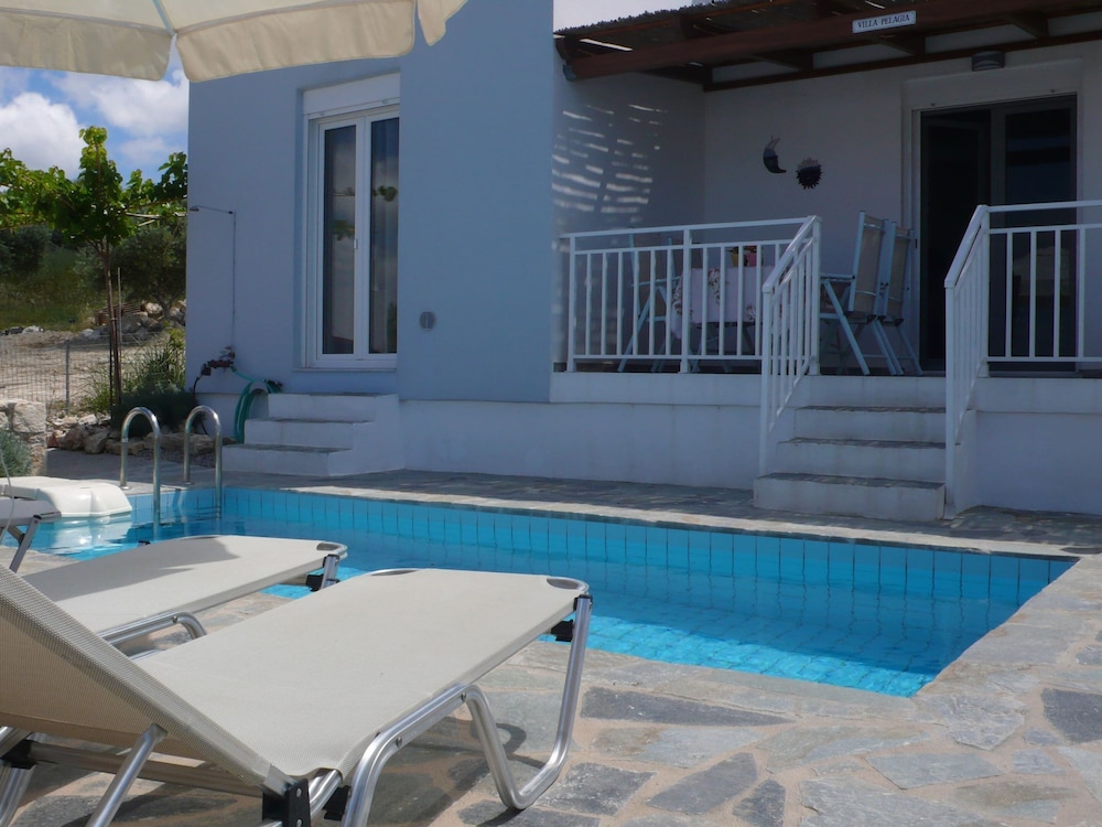 Stylish Villa in Loutra with Private Pool & Garden near Sea Beach — 4-Star Luxury Hotel in Rethymno, Greece